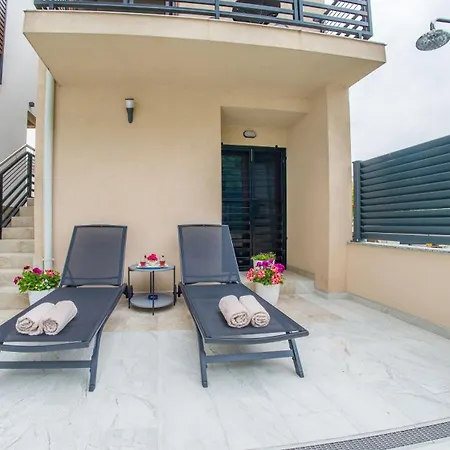 Gallery M And A - With Pool