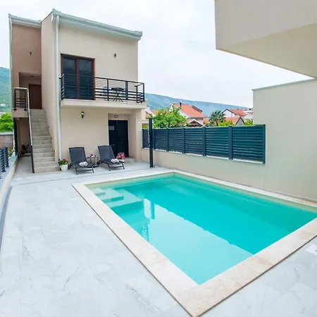 Gallery M And A - With Pool