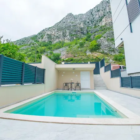 Gallery M And A - With Pool