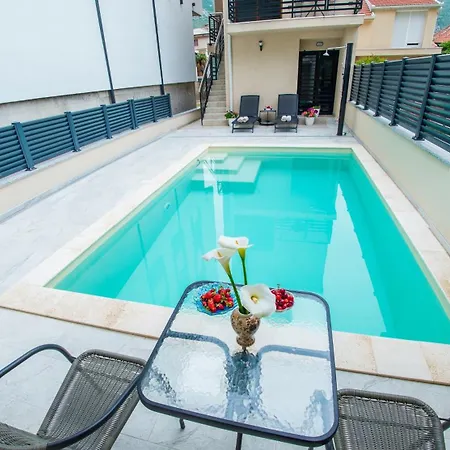 Gallery M And A - With Pool