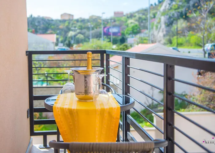 Gallery M And A - With Pool Apartman