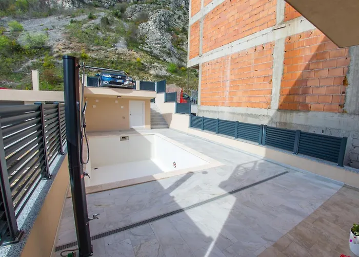 Gallery M And A - With Pool Apartman