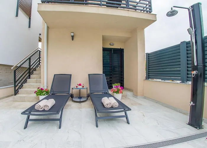 Gallery M And A - With Pool