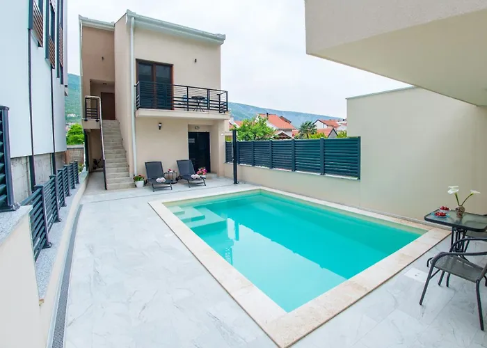 Gallery M And A - With Pool