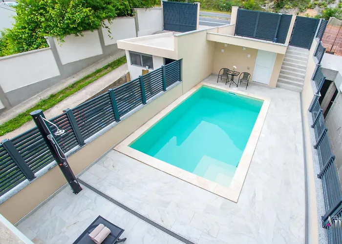 Gallery M And A - With Pool Apartman